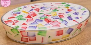 Gelatina colorida com creme de leite condensado doce de gelatina