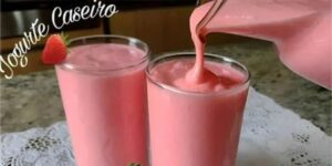 Iogurte caseiro de morango em um copo