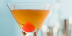 Taça de Manhattan com whisky e vermute