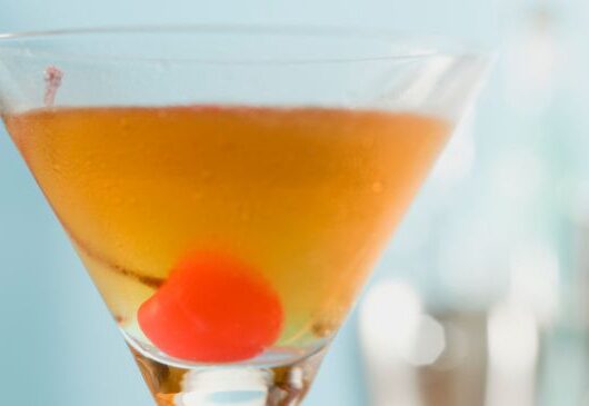 Taça de Manhattan com whisky e vermute