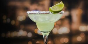 Taça de margarita com borda de sal e decorada com limão