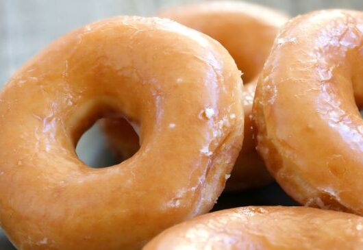 Mini donuts na Airfryer, prontos para servir, polvilhados com açúcar de confeiteiro