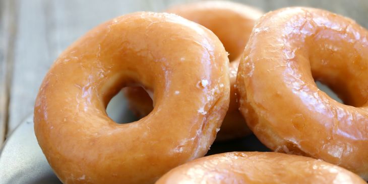 Mini donuts na Airfryer prontos para servir polvilhados com acar de confeiteiro