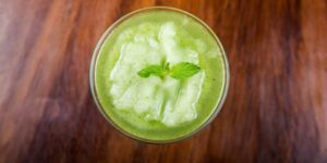 Copo de Mojito Tradicional com hortelã e limão