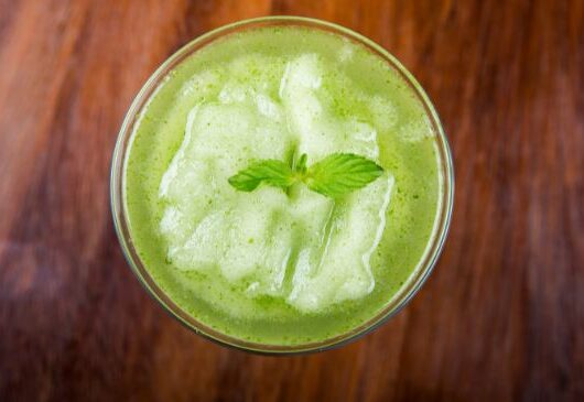 Copo de Mojito Tradicional com hortelã e limão