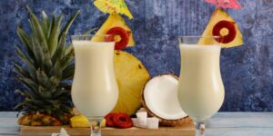 Copo de Piña Colada decorado com abacaxi e cereja