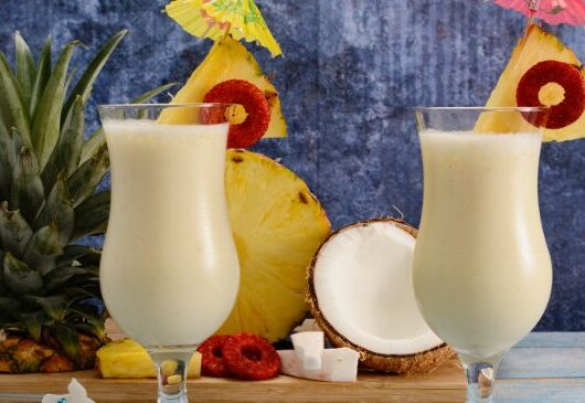 Copo de Piña Colada decorado com abacaxi e cereja