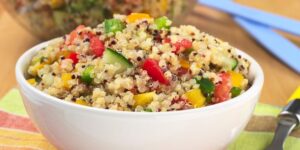 Quinoa cozida em uma tigela