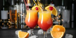 Sex on the Beach servido em copo alto com laranja e cereja