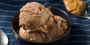 Sorvete de chocolate com 3 ingredientes servido em pote