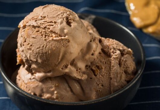 13 Receitas de Sorvete Fáceis e Cremosos Para Refrescar No Calor 6 Sorvete de chocolate com 3 ingredientes servido em pote