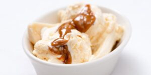 Sorvete de doce de leite caseiro em uma tigela