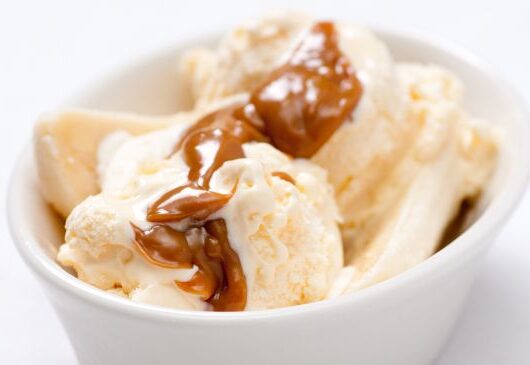 13 Receitas de Sorvete Fáceis e Cremosos Para Refrescar No Calor 2 Sorvete de doce de leite caseiro em uma tigela