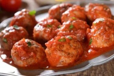 Almôndegas Caseiras com Molho de Tomate