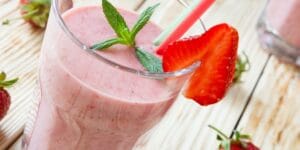 Batida de vinho com morango servida em taça decorada