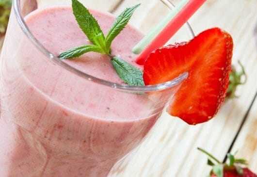 Batida de vinho com morango servida em taça decorada