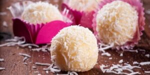 Beijinho de leite Ninho enrolado e passado no Leite Ninho