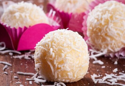 24 Receitas de Docinhos para Festa Fáceis, Econômicos e Irresistíveis 21 Beijinho de leite Ninho enrolado e passado no Leite Ninho