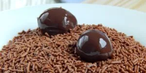 Brigadeiro sem manteiga enrolado e coberto com granulado