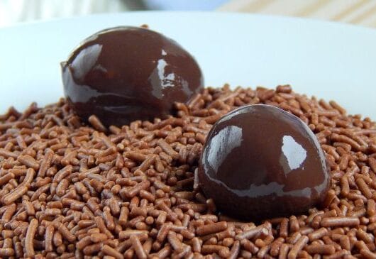 24 Receitas de Docinhos para Festa Fáceis, Econômicos e Irresistíveis 11 Brigadeiro sem manteiga enrolado e coberto com granulado