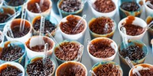 Brigadeiro de copinho decorado com granulado