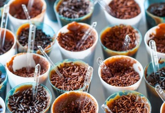 24 Receitas de Docinhos para Festa Fáceis, Econômicos e Irresistíveis 5 Brigadeiro de copinho decorado com granulado