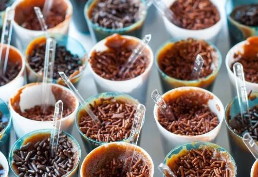 Brigadeiro de copinho decorado com granulado