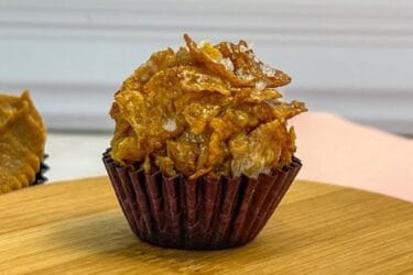 Brigadeiro de Ninho Caramelizado em prato decorado