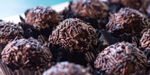 Brigadeiro de Nutella enrolado e coberto com granulado