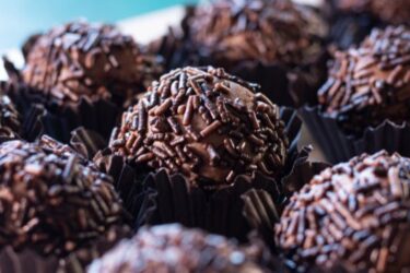 Brigadeiro de Nutella enrolado e coberto com granulado