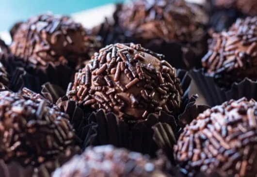 Brigadeiro de Nutella enrolado e coberto com granulado