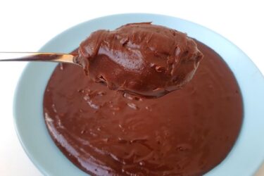 Brigadeiro sem manteiga enrolado e coberto com granulado