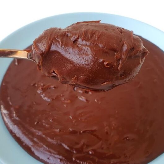 24 Receitas de Docinhos para Festa Fáceis, Econômicos e Irresistíveis 11 Brigadeiro sem manteiga enrolado e coberto com granulado