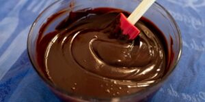 Como Derreter Chocolate no Banho-Maria ou Micro-ondas