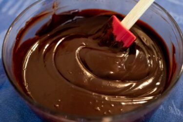 Como Derreter Chocolate no Banho-Maria ou Micro-ondas