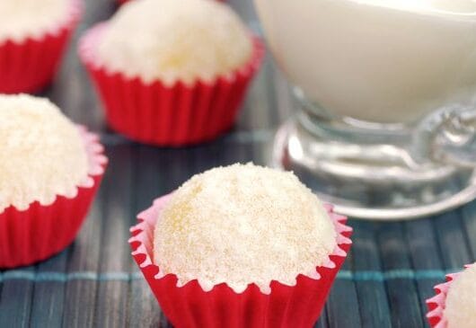 24 Receitas de Docinhos para Festa Fáceis, Econômicos e Irresistíveis 22 Docinho de Leite Ninho coberto com leite em pó