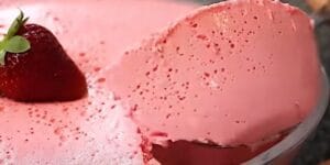 Gelatina cremosa de morango servida em travessa