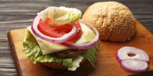 Hambúrguer Caseiro com Queijo