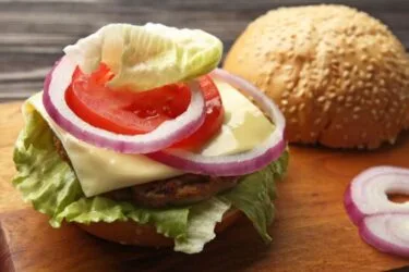 Hambúrguer Caseiro com Queijo