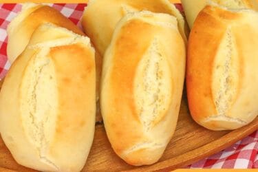 Pão francês caseiro dourado