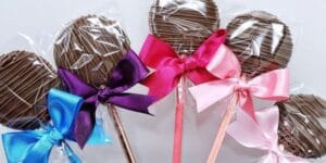 Pirulitos de Chocolate Decorados com Confeitos Coloridos