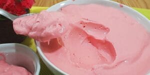Mousse de Morango com Tang Cremosa