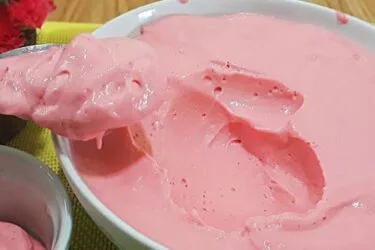 Mousse de Morango com Tang Cremosa