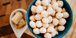 Pipoca gourmet com chocolate branco e leite em pó