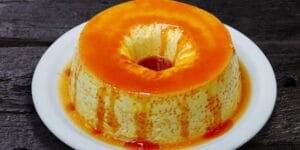 Pudim sem forno cremoso desenformado em prato