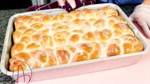 Pão doce caseiro saindo do forno