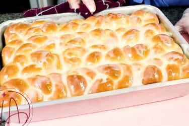 Pão doce caseiro saindo do forno