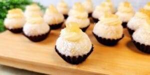 Brigadeiro de abacaxi com coco enrolado em coco ralado