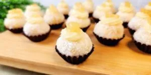 Brigadeiro de abacaxi com coco enrolado em coco ralado