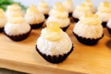 Brigadeiro de abacaxi com coco enrolado em coco ralado